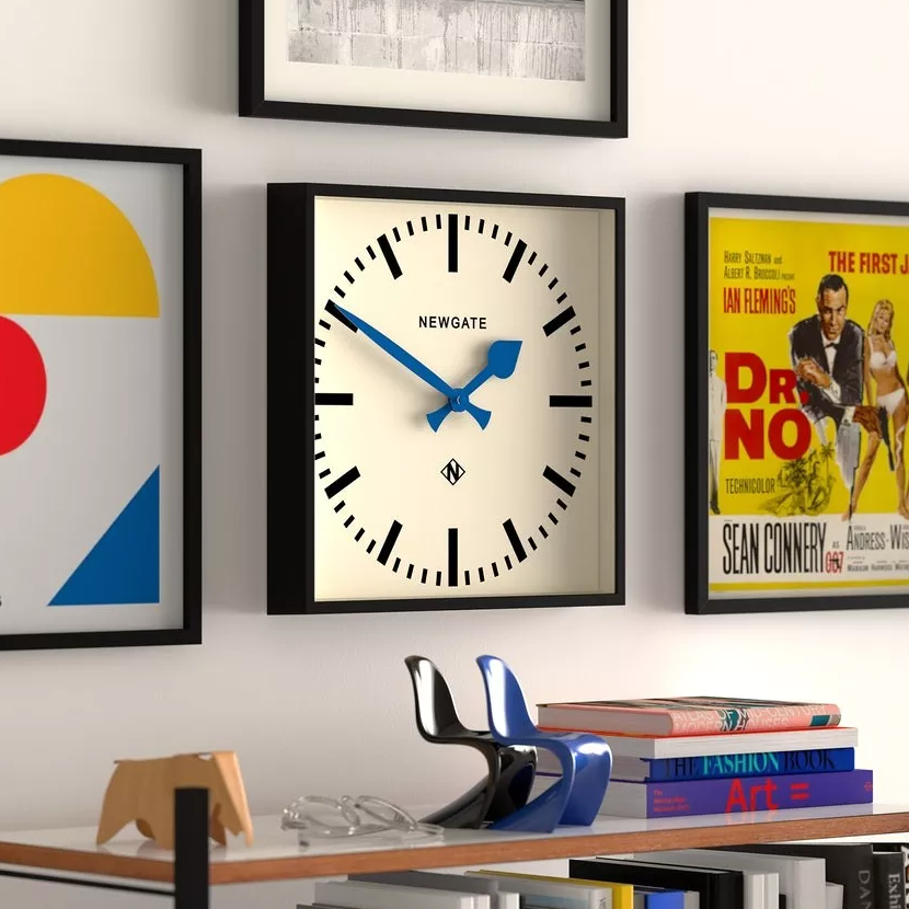Newgate Wanduhr Square mit blauen Zeigern